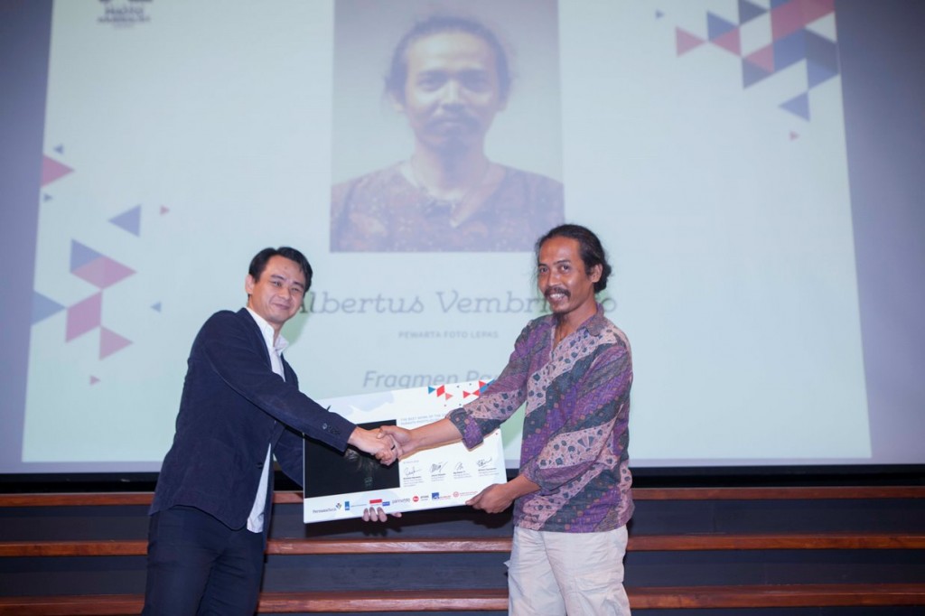 Albertus Vembrianto (kanan) Penerima Karya Terbaik PPG 2018 bersama Bapak Wilson Gunawan (Managing Director Leica Store Indonesia) (kiri)