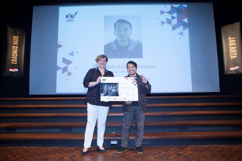 Rahmad Azhar Hutomo (kanan) penerima Erasmus Huis Fellowship to Amsterdam 2019 bersama Ibu Joyce Nijssen (Acting Director Erasmus Huis) (kiri)